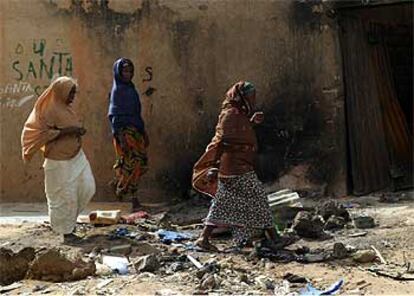 Mujeres nigerianas pasean junto a un edificio incendiado en el norteño Estado de Kano.