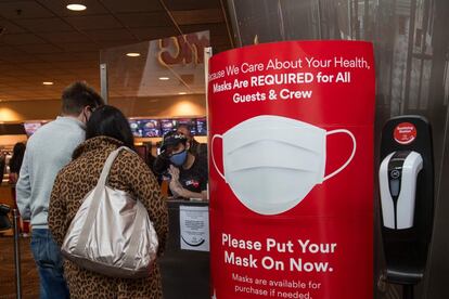 Un letrero indica a las personas que usen cubrebocas en las instalaciones del cine AMC Burbank en California, el 15 de marzo.