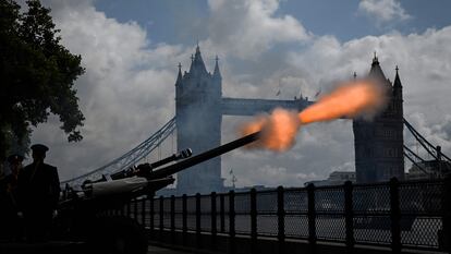 El Ejército dispara desde la Torre de Londres. Noventa y seis salvas de cañón, una por cada año de su vida, lanzadas simultáneamente desde varios puntos emblemáticos del Reino Unido despidieron este viernes a la reina Isabel II, la monarca británica más longeva, que el pasado 6 de febrero cumplió siete décadas en el trono.