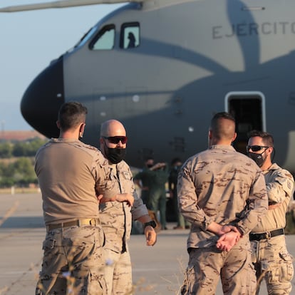 Militares antes de subir al avión que ha despegado de Dubái a Kabul para evacuar a los españoles y colaboradores en Afganistán, en la base aérea de Al Minhad en Dubái, a 18 de agosto de 2021, en Dubái (Emiratos Árabes). Este es el primer avión de las fuerzas armadas españolas que vieja desde Dubái, a donde llegó este martes por la mañana, hasta Kabul para recoger a los empleados de la embajada española en Afganistán y a afganos que colaboraron con el ejército español durante los casi 20 años de presencia militar de la OTAN en el país. El vuelo viaja con el permiso slot, otorgado por los Estados Unidos para controlar el aeropuerto de Kabul y facilitar la evacuación. Estas personas serán evacuadas, después de que la capital de Afganistán, Kabul, cayese en manos de los talibanes este lunes.
18 AGOSTO 2021;EMIRATOS ÁRABES;MILITARES;AFGANISTÁN;TALIBANES;KABUL;ESPAÑOLES
Moncloa / Álvaro López
18/08/2021