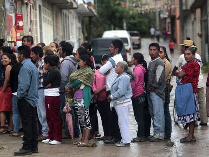 Vecinos de Tixtla (Guerrero) desafían el boicot electoral. / PEDRO PARDO (AFP)