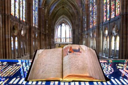 El Antifonario de León recoge cantos visigóticos mozárabes. En la imagen, el libro en la Catedral de León.