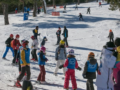 Un grupo de niños aprende a esquiar en las pistas del puerto de Navacerrada.