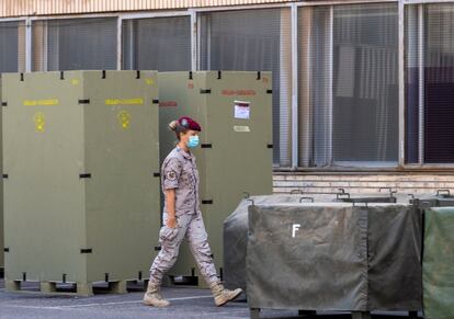 En el aparcamiento adyacente al Hospital Clínico Universitario, el Ejército ha comenzado a levantar una carpa de triaje ante el aumento de ingresos. Efectivos de la unidad médica aérea y el escuadrón de apoyo al despliegue aéreo del Ejército del Aire comenzaron a desplegar el pasado martes un dispositivo de triaje avanzado y hospitalización temporal.