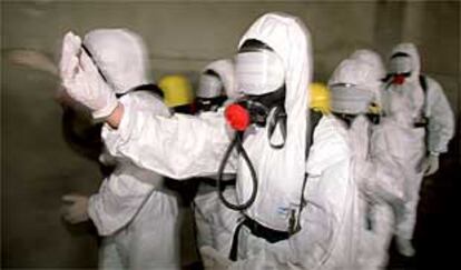 Simulacro de guerra bacteriológica efectuado por efectivos de los servicios de emergencia municipales de Madrid.