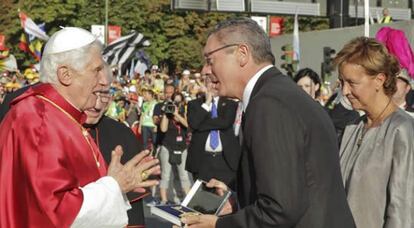 El papa Benedicto XVI recibe las llaves de Madrid de manos de su alcalde, Alberto Ruiz Gallardón