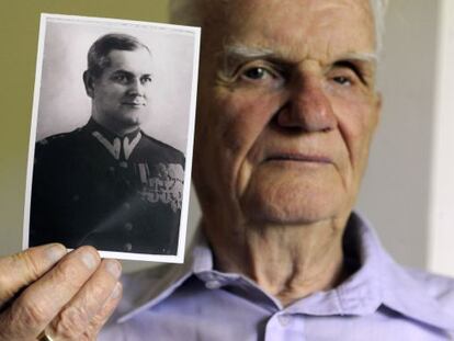 El polaco Franciszek Herzog muestra una foto de su padre, Franciszek Herzog, ejecutado por los sovi&eacute;ticos en Katyn en 1940.