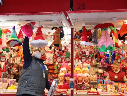 Un vendedor acondiciona su puesto en el mercadillo navideño de la Plaza Mayor de Madrid, este viernes.