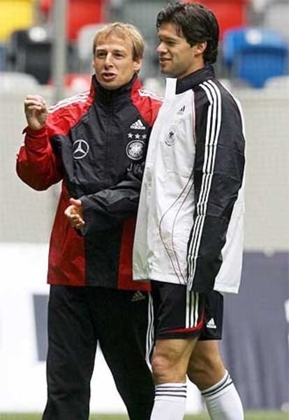 Jürgen Klinsmann intercambia impresiones con Ballack en un ensayo.