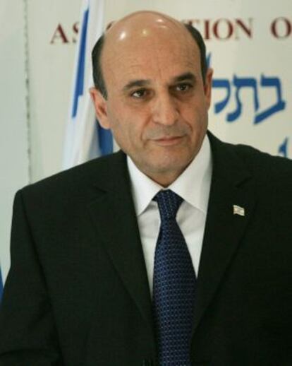 El ministro de Defensa de Israel, Saúl Mofaz, durante una conferencia de prensa en Tel Aviv, en diciembre de 2005.