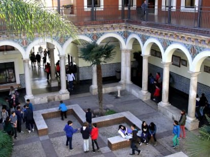 Estudiantes de secundaria en el patio del instituto Llu&iacute;s Vives de Valencia. 
