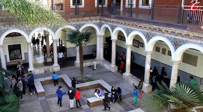 Estudiantes de secundaria en el patio del instituto Llu&iacute;s Vives de Valencia. 