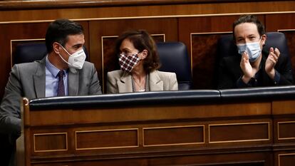 El presidente del Gobierno, Pedro Sánchez y los vicepresidentes primera, Carmen Calvo y segundo, Pablo Iglesias, este jueves durante el pleno del Congreso.