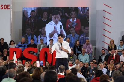 Pedro S&aacute;nchez en un acto p&uacute;blico organizado por el PSOE con motivo del D&iacute;a de la Rosa, este domingo en M&eacute;rida.