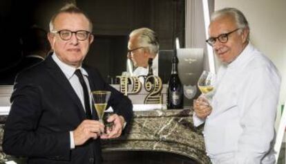 Richard Geoffroy, chef des caves da Dom Pérignon, e, à direita, o chef francês Alain Ducasse.