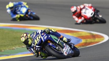 El piloto italiano de Moto GP, Valentino Rossi, intenta la remontada durante la carrera que se celebró en el circuito "Ricardo Tormo" en Valencia, última prueba del mundial.