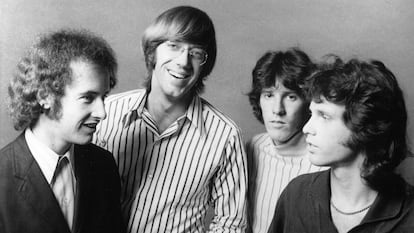 Robby Krieger y Jim Morrison (en los extremos) se cruzan las miradas. En el centro, Ray Manzarek y John Densmore. The Doors en 1970.