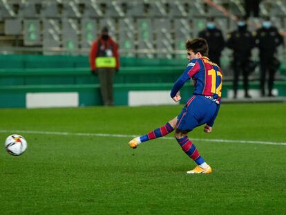 Riqui Puig lanza el penalti decisivo ante la Real Sociedad.