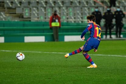 Riqui Puig lanza el penalti decisivo ante la Real Sociedad.