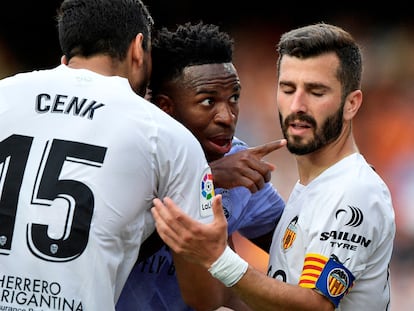 Vinicius señala a un aficionado, ante la presencia de Cenk y Gayà, tras recibir insultos racistas en el estadio del Valencia.