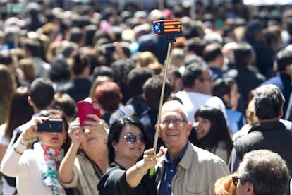 Cataluña celebra hoy sábado la tradicional fiesta de Sant Jordi, en la que las calles se llenan de miles de ciudadanos en busca de rosas y libros para regalar.