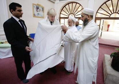 Boris Johnson, durante los eventos de campaña como candidato del Partido Conservador para la Alcaldía de Londres. En la imagen, viste con un chal de miembros de la comunidad local en una visita a la mezquita Husseini en Northholt, el 4 de abril de 2008 en Londres (Reino Unido).