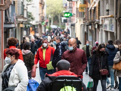 Vecinos de Olot paseando por el eje comercial del centro histórico de la capital de la Garrotxa, este abril.