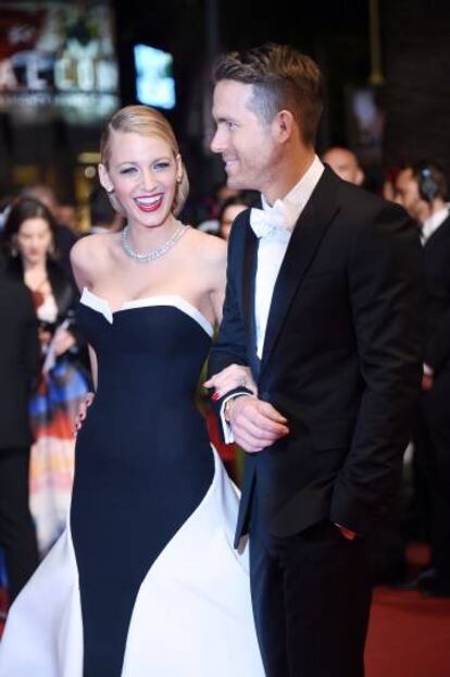 Reynolds y su mujer, la actriz Blake Lively, en el festival de cine de Cannes (2014), cuando rompieron el protocolo. La pareja acaba de tener su segundo hijo.