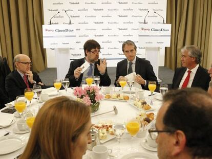 El ministro de fomento, &Iacute;&ntilde;igo de la Serna, junto al director de Cinco D&iacute;as, Ricardo de Querol.