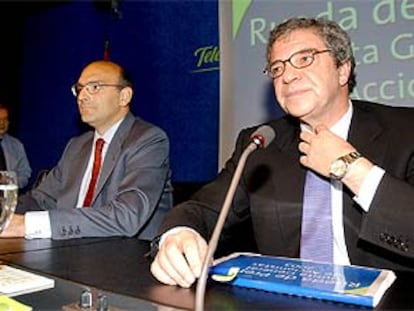 Fernando Abril y César Alierta, en la rueda de prensa de ayer, previa a la junta de accionistas.
