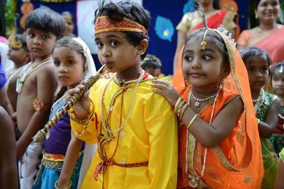 Radharani es la mejor amiga y compañera de Krisna en Vrindavana, su ciudad natal. Para los devotos, el nombre de Radha significa 'señora afortunada'. En varias tradiciones creen que ella es el origen de todas las diosas madre. En la imagen, niños hindúes vestidos como los dioses Krisna (i) y Radha (d) en el concurso de disfraces que se celebra con la ocasión del Janmashtami, en Hyderabad (India).