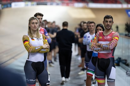 Sebastián Mora, a la derecha, y la velocista alemana Pauline Grabosch, al frente de las estrellas de la pista.