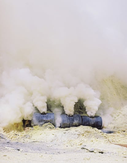 Emissão de gases e vapores no interior do vulcão Kawah Ijen.