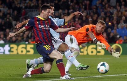 Messi supera a Yoel en la acción del 2-0