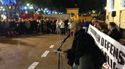 Lectura del manifiesto contra el expediente al colegio de Xàtiva.