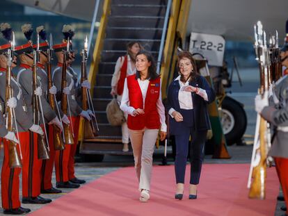 La reina Letizia es recibida por la viceministra guatemalteca de Relaciones Exteriores, María Luisa Ramírez, a su llegada este martes a Guatemala.