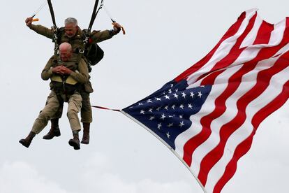 Tom Rice, un veterano paracaidista de 97 años, durante un salto sobre Carentan (Francia), en los actos conmemorativos que han tenido lugar en la costa de Normandía.