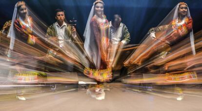 El grupo folclórico tayiko "Zeba" durante una actuación en el teatro Salmiya de Kuwait.