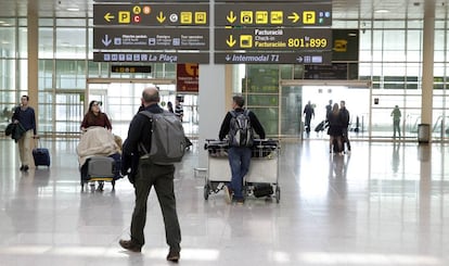 Un grupo de viajeros en el aeropuerrto barcelon&eacute;s de El Prat.