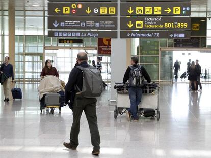 Un grupo de viajeros en el aeropuerrto barcelon&eacute;s de El Prat.