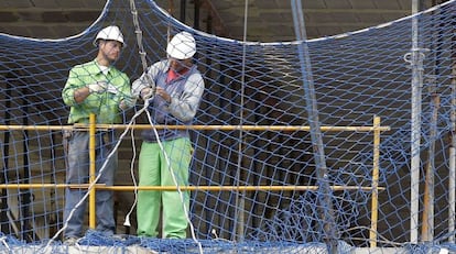 En la imagen, varios trabajadores de la construcci&oacute;n. 