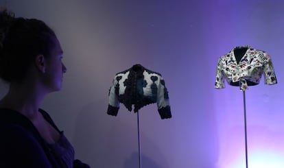 Dos modelos de Balenciaga expuestos en la inauguración del museo de Getaria.