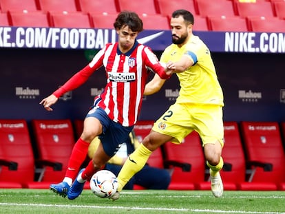 Joao Felix regatea a Mario Gaspar este sábado en el Wanda Metropolitano.