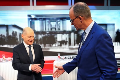 Los candidatos Olaf Scholz y Friedrich Merz se saludan momentos antes del debate, este miércoles. 