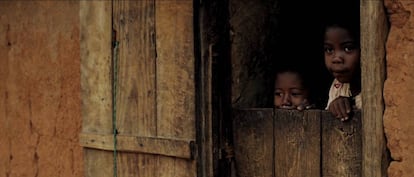 En &eacute;poca de lluvias, cuatro meses el a&ntilde;o, el lugar se convierte en una isla. Las inundaciones los dejan incomunicados y las familias, con una media de 6,1 hijos por casa, pasan &eacute;pocas de hambruna. 