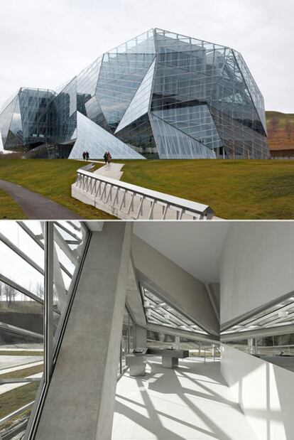 Arriba, fachada del edificio E8, en Vitoria, obra de Juan Coll-Barreu y Daniel Gutiérrez Zarza. A la izquierda, interior del inmueble.