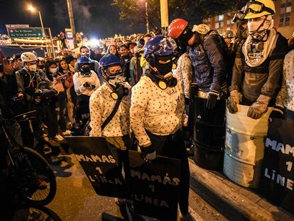 Algunos manifestantes miembros del movimiento Primera Línea, en Bogotá (Colombia), en mayo de 2021.