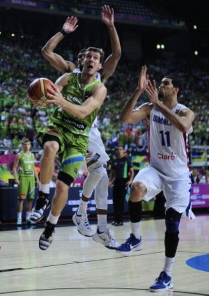 Dragic intenta anotar frente a Vargas.