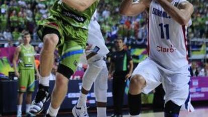 Dragic intenta anotar frente a Vargas.