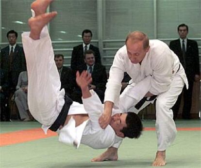 Putin, durante una exhibición de yudo en un viaje a Tokio en septiembre de 2000.